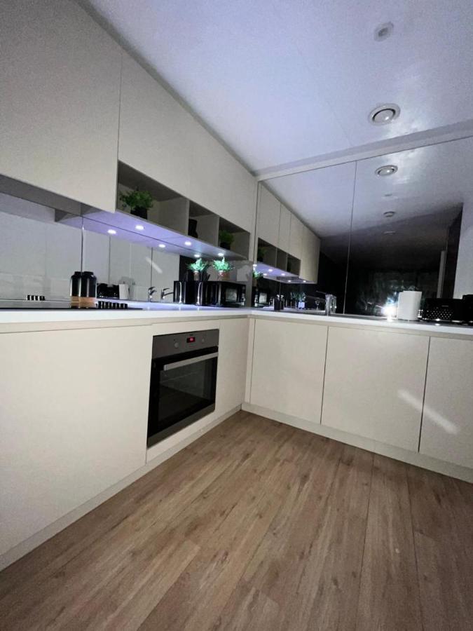 Luxurious Dlr Apartment London Exterior foto